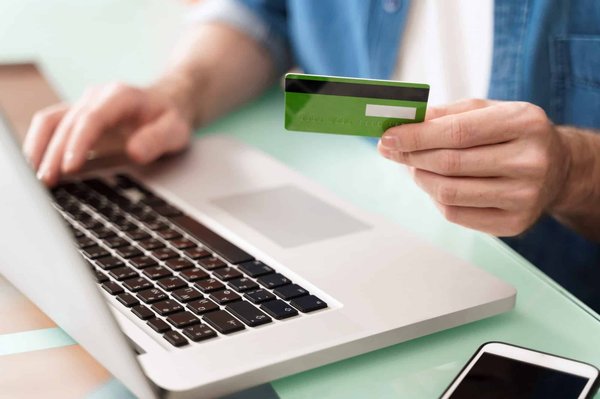 T-shirt Dragon Ball Z : col rond ou en V?