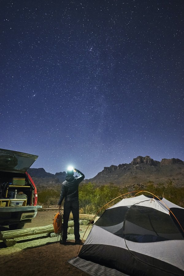 Observation des étoiles filantes en bord de mer depuis le camping