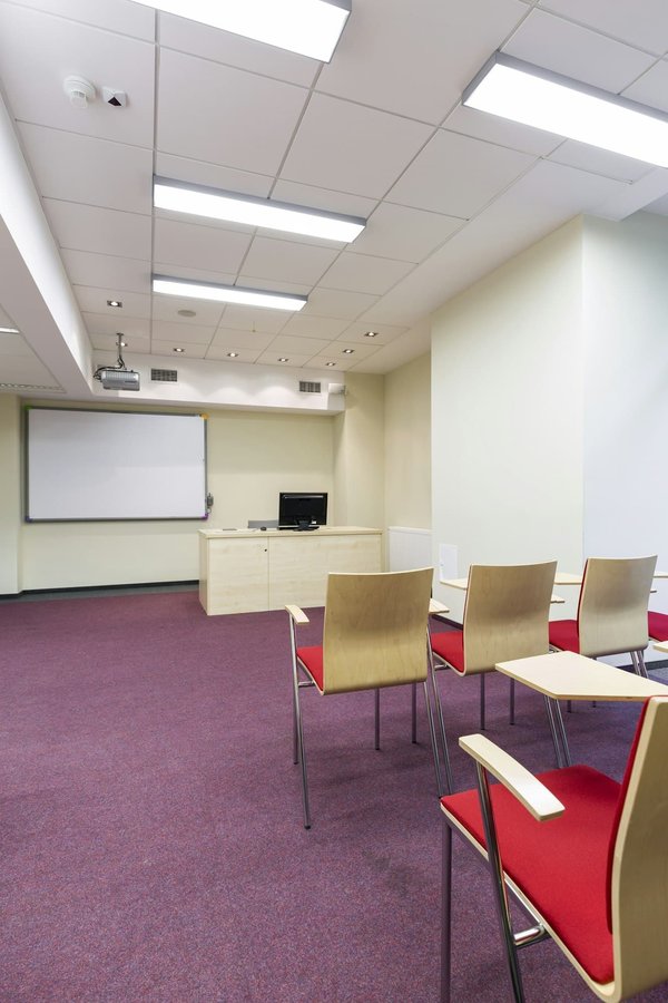 Comment aménager un coin lecture cosy pour enfants dans un petit espace ?