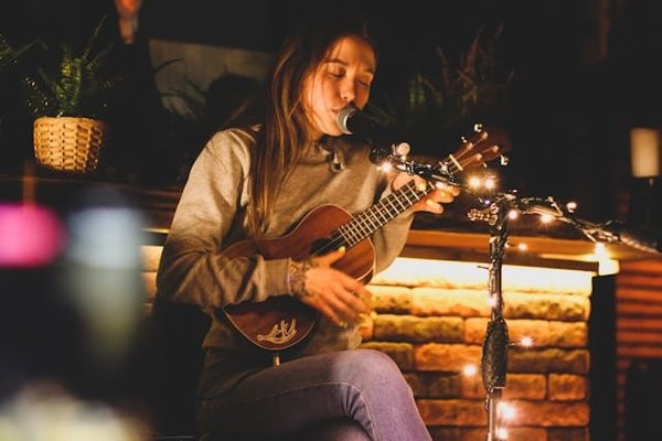 Comment le mouvement Fête de la Musique a-t-il transformé la célébration de la musique en France et à l'international ?