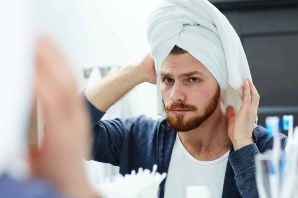 Routine de soins capillaires pour hommes : simplifiez votre quotidien avec les bons produits